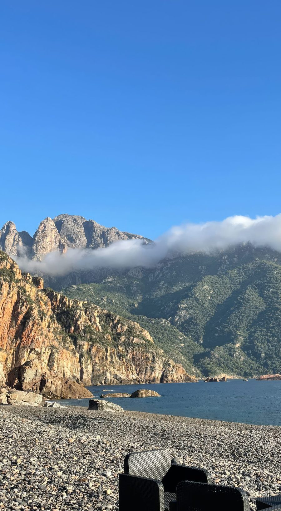 Les falaises de porphyre rouge au-dessus des galets