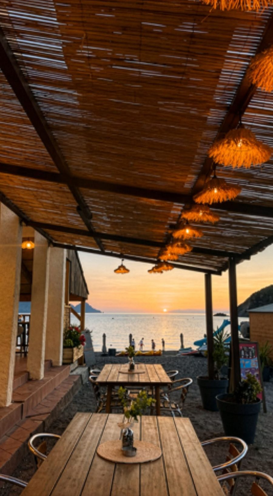 La terrasse éclairée au coucher du soleil