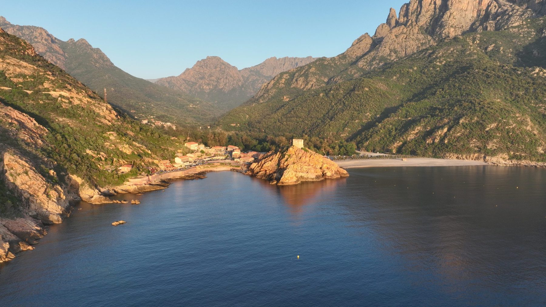 Le golfe de Porto vu du ciel, la tour génoise au premier plan